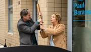 Paul (Helmut Zierl) will seinen Sportwagen vor Ulla (Michaela May) retten.