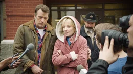 Sheriff Baker (Jason Patric, r.) hat f&uuml;r die Eltern Paul (Thomas Jane, l. ) und Wendy (Anne Heche, M.) einen Pressetermin vereinbart, um die Suche nach der verschwundenen Taylor voran zu treiben.