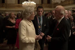 Jean du Pont (Vanessa Redgrave, v.l.), Mark Schultz (Channing Tatum, m.)