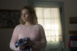 Nancy Schultz (Sienna Miller)