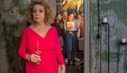 W&auml;hrend Rita (Angela Roy), Paul (Helmut Zierl) und Henriette (Katrin Ingendoh) fr&ouml;hlich Sinas (Lieselotte Vo&szlig;) Geburtstag feiern, zieht sich Ulla (Michaela May, li.) gekr&auml;nkt zur&uuml;ck.