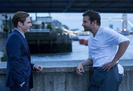 Obwohl Tony (Daniel Br&uuml;hl, l.) von der Genialit&auml;t seines Freundes &uuml;berzeugt ist, willigt er nur ungern ein, Sternekoch Adam Jones (Bradley Cooper, r.) einen Job in seinem Restaurant zu geben. Denn schlie&szlig;lich kennt er dessen exzessive Vergangenheit nur zu gut ...