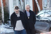 Detective Boisvert führt Claude Larouche (l.) in Handschellen zum Auto.