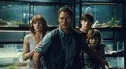 Das Ungl&uuml;ck scheint sich im neuen Freizeitpark "Jurassic World" zu wiederholen: (V.l.:) Claire (Bryce Dallas Howard), Owen (Chris Pratt), Zach (Nick Robinson) und Gray (Ty Simpkins) k&auml;mpfen um ihr Leben.
