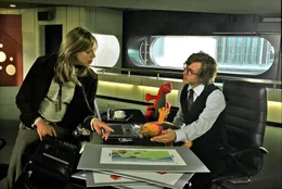 Alexander (Daniel Stock, l.) springt f&uuml;r Nina als Frau Hedler ein. Dominik (Markus Meyer, r.) ist von der falschen Frau Hedler so begeistert, dass er sie bittet, ihr Projekt auf der Messe selbst zu pr&auml;sentieren.