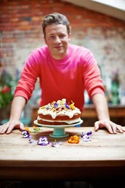 Jamie Oliver backt einen Kolibri-Kuchen.