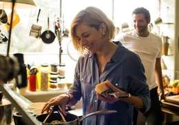 Nach und nach gew&ouml;hnen sich der exzentrische und cholerische Sternekoch Adam Jones (Bradley Cooper, r.) und Saucier Helene (Sienna Miller, l.) aneinander, doch dann droht dem ambitionierten Koch, wegen einer Sabotageaktion der dritte Michelin-Stern verwehrt zu werden ...