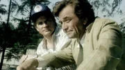 Lt. Columbo (Peter Falk, re.) will den Mord an der Schriftstellerin Teresa Goren aufklären. Er hofft, dass ihr Verlobter Wayne Jennings (Andrew Stevens) weiter helfen kann.