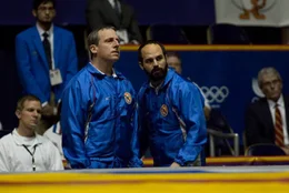 L-R: John du Pont (Steve Carell), David Schultz (Mark Ruffalo)