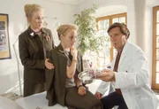 Dr. Frank (Sigmar Solbach) untersucht Anke Münter (Gitte Ertbirk, Mi.), die über Kopfschmerzen und Schwindelanfälle klagt und von ihrer Schwester Sabine (Sanne Ertbirk) in die Praxis gebracht wurde.