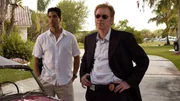 Um mehr Informationen &uuml;ber den toten Piloten zu bekommen, suchen Lt. Horatio Caine (David Caruso, r.) und Eric Delko (Adam Rodriguez) seinen Flugpartner Wes Gallagher auf.