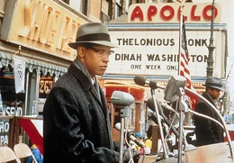 Malcolm X gewinnt dank seiner flammenden Reden immer mehr Anhaenger.