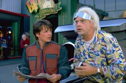 Kaum zur&uuml;ck aus der Vergangenheit mu&szlig; Marty McFly (Michael J. Fox, li.) Dr. Emmett Brown (Christopher Llyod) in die Zukunft begleiten, um im Jahre 2015 zu verhindern, da&szlig; seine Familie ins Ungl&uuml;ck st&uuml;rzt.