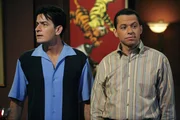 L-R: Charlie (Charlie Sheen), Alan Harper (Jon Cryer)