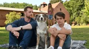 Paul Winter (Christoph Schechinger) versucht mit Hilfe von K&auml;the (Hoonah) Zugang zum jungen Ben (Oskar Netzel) finden, der urpl&ouml;tzlich in der Schule Fake-News verbreitet und deswegen gemobbt wird. Hinten: Bens Schwester Luisa (Anna-Lena Schwing)