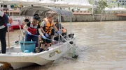 Freiwillige säubern das Marina Reservoir, das Regenwasser für die Trinkwasserversorgung Singapurs speichert. Freiwillige säubern das Marina Reservoir, das Regenwasser für die Trinkwasserversorgung Singapurs speichert.