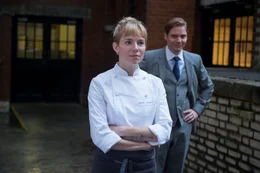 Lassen sich auf Adam ein, obwohl sie wissen, dass sie ein gro&szlig;es Risiko eingehen: Restaurant-Besitzer Tony (Daniel Br&uuml;hl, r.) und Nachwuchsk&ouml;chin Helene (Sienna Miller, l.) ...