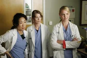 Stehen vor einer medizinischen Sensation: Meredith (Ellen Pompeo, M.), Cristina (Sandra Oh, l.) und Izzie (Katherine Heigl, r.) ... Stehen vor einer medizinischen Sensation: Meredith (Ellen Pompeo, M.), Cristina (Sandra Oh, l.) und Izzie (Katherine Heigl, r.) ...