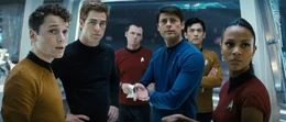 M&uuml;ssen sich einer gef&auml;hrlichen Bew&auml;hrungsprobe stellen: der erst 17-j&auml;hrige Chekov (Anton Yelchin, l.), Draufg&auml;nger James Tiberius Kirk (Chris Pine, 2.v.l.), Bordarzt Leonard "Pille" McCoy (Karl Urban, 3.v.r.), Steuermann Sulu (John Cho, 2.v.r.) und Kommunikationsoffizier Uhura (Zo&euml; Saldana, r.) ...