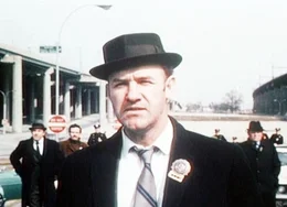 Der Drogenfahnder Jimmy Doyle (Gene Hackman) auf der Beerdigung eines Kollegen, den er selbst bei einer wilden Schie&szlig;erei versehentlich getroffen hat ...