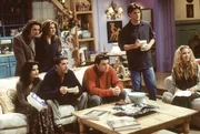 (v.l.n.r.) Monica Geller (Courteney Cox); Paolo (Cosimo Fusco); Rachel Green (Jennifer Aniston); Ross Geller (David Schwimmer); Joey Tribbiani (Matt LeBlanc); Chandler Bing (Matthew Perry); Phoebe Buffay (Lisa Kudrow)