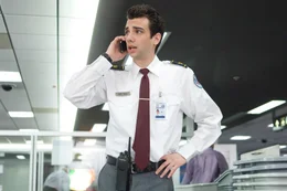 Molly hat ihr Handy an der Sicherheitsschleuse vergessen. Kirk (Jay Baruchel) findet es und verspricht ihr, es am n&auml;chsten Tag vorbei zu bringen ...