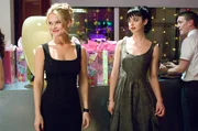 Patty (Krysten Ritter, r.) kann nicht glauben, dass ihre beste Freundin Molly (Alice Eve, l.) wirklich auf Kirk steht ...