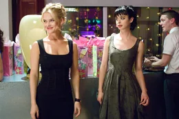 Patty (Krysten Ritter, r.) kann nicht glauben, dass ihre beste Freundin Molly (Alice Eve, l.) wirklich auf Kirk steht ...