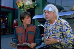 Doc Brown (Christopher Lloyd, r.) und Marty (Michael J. Fox) reisen ins Jahr 2015, um Martys zuk&uuml;nftiger Familie zu helfen. Doch bei ihrem Ausflug in die Zukunft wird ihre Zeitmaschine gestohlen, was verheerende Auswirkungen auf die Gegenwart hat.