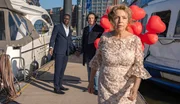Ulla (Michaela May) reicht es: sie fl&uuml;chtet von ihrer eigenen Feier und rennt dabei an ihrem Sohn Tom (Sascha Goepel, Mitte) und dessen Lebenspartner Jamal (Jerry Kwarteng) vorbei.