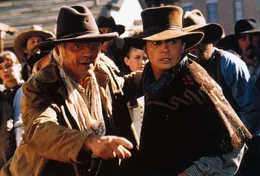 Marty (Michael J. Fox, r.) reist in das Jahr 1885, um seinen Freund Doc Brown (Christopher Lloyd) zu retten. Doch der Doc hat sich verliebt und denkt gar nicht daran, zur&uuml;ck in die Zukunft zu reisen!