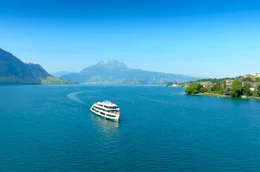 Ein Ausflugsschiff auf dem Vierwaldst&auml;ttersee