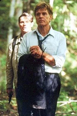 Arnold Mack (Willem Dafoe, l.) hat den Million&auml;r Wayne (Robert Redford) entf&uuml;hrt und in einen Wald verschleppt.