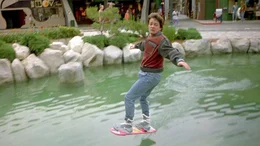 Im Jahr 2015 kann Marty (Michael J. Fox) mit dem Skateboard fliegen..ImJahr 2015 kann Marty (Michael J. Fox) mit dem Skateboard fliegen..