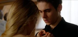 Josephine Langford als Tessa Young, Hero Fiennes Tiffin als Hardin Scott