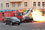 Die Kommissare verfolgen die Bankräuber, die bei ihrer Flucht einen furchtbaren Massencrash verursachen...