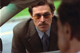 Arnold Mack (Willem Dafoe)