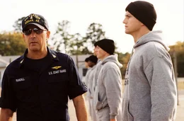 Der junge Rettungsschwimmer-Azubi Jake Fischer (Ashton Kutcher, r.) ist ein Rebell, dessen Leben sich bisher immer nur um sich selbst drehte. Da ger&auml;t er an den legend&auml;ren Rettungsschwimmer Ben Randall (Kevin Costner, l.), f&uuml;r den Disziplin die h&ouml;chste aller Tugenden ist ...