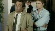 Lt. Columbo (Peter Falk, li.) will den Mord an der Schriftstellerin Teresa Goren aufklären. Er hofft, dass ihr Verlobter Wayne Jennings (Andrew Stevens) weiter helfen kann.