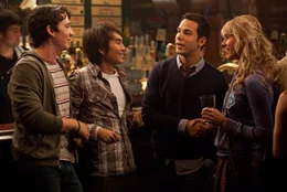 Als Jeff (Justin Chon, 2.v.l.), Casey (Skylar Astin, 2.v.r.) und Miller (Miles Teller, l.) der attraktiven Nicole (Sarah Wright, r.) begegnen, l&auml;uft endg&uuml;ltig der Abend aus dem Ruder und der Vorsatz, nur ein einziges Bier zu trinken, ger&auml;t vollst&auml;ndig in Vergessenheit ...