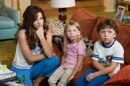 Der stets gestresste Michael Newman hat eine reizende Familie: Ehefrau Donna (Kate Beckinsale, l.), Tochter Samantha (Tatum McCann, M.) und Sohnemann Ben (Joseph Castanon, r.) ...