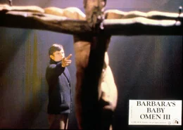 Damien (Sam Neill), Satans Sohn, versucht die Weltherrschaft des B&ouml;sen zu errichten ...