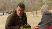 Nach dem Verschwinden ihre kleinen Tochter beobachten Paul (Thomas Jane) und Wendy (Anne Heche) alle Vorg&auml;nge auf dem Campingplatz am See misstrauisch.