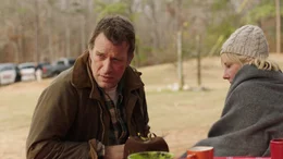 Nach dem Verschwinden ihre kleinen Tochter beobachten Paul (Thomas Jane) und Wendy (Anne Heche) alle Vorg&auml;nge auf dem Campingplatz am See misstrauisch.