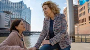 Ulla (Michaela May, re.) und Rita (Angela Roy) sprechen sich aus