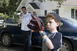 Die Standbild-Funktion ist f&uuml;r Michael (Adam Sandler, l.) nicht nur bei Sport&uuml;bertragungen praktisch, sondern auch beim Baseballspiel mit seinem Sohn und dessen vorwitzigem Freund Kevin (Cameron Managhan, r.) ...