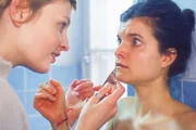 Mareike (Sanna Englund, li.) will Ruth (Katrein Frenzel) zur "Blutschwesternschaft" zwingen...