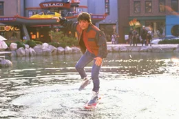 Marty (Michael J. Fox) reist in das Jahr 2015, um die Zukunft seiner Familie zu retten. Doch als er ins Jahr 1985 zur&uuml;ckkehrt, findet er eine Parallelwelt vor.