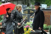 Bei der Beerdigung ihrer Mutter trifft Jana auf ihren Vater. Von links: Charlie (Marie-Claire Schuller), Jana (Isabella Hübner) und Johann Keller (Arthur Brauss).