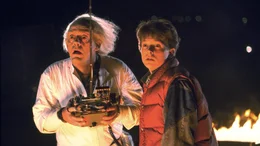 L-R: Doc Brown (Christopher Lloyd) und Marty (Michael J. Fox)